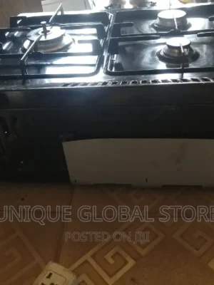 Rinnai Fairly Used Gas Cooker 3 Burner With Oven Glass Top in Ikeja